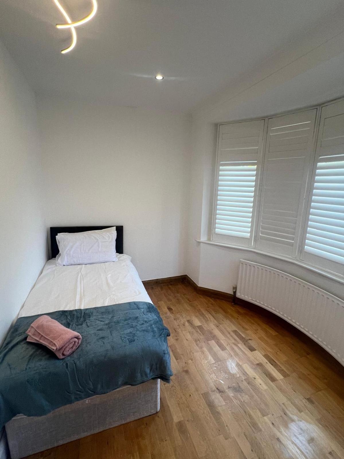 Good Priced Single Rooms In Northolt Extérieur photo