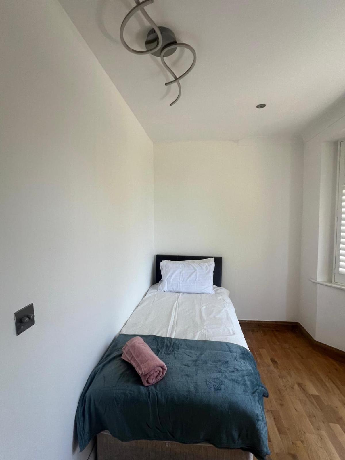 Good Priced Single Rooms In Northolt Extérieur photo